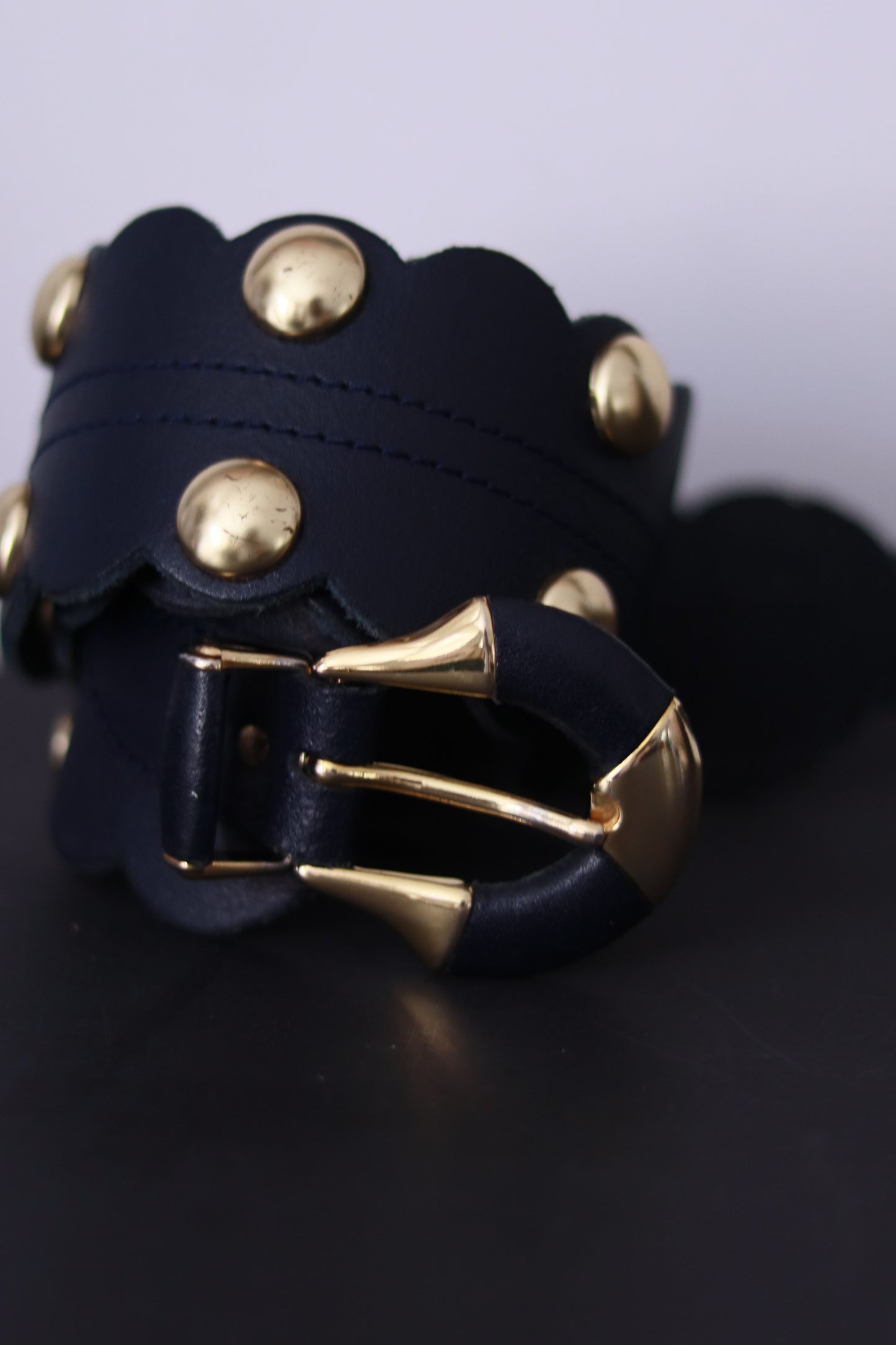 Ceinture en cuir clouté