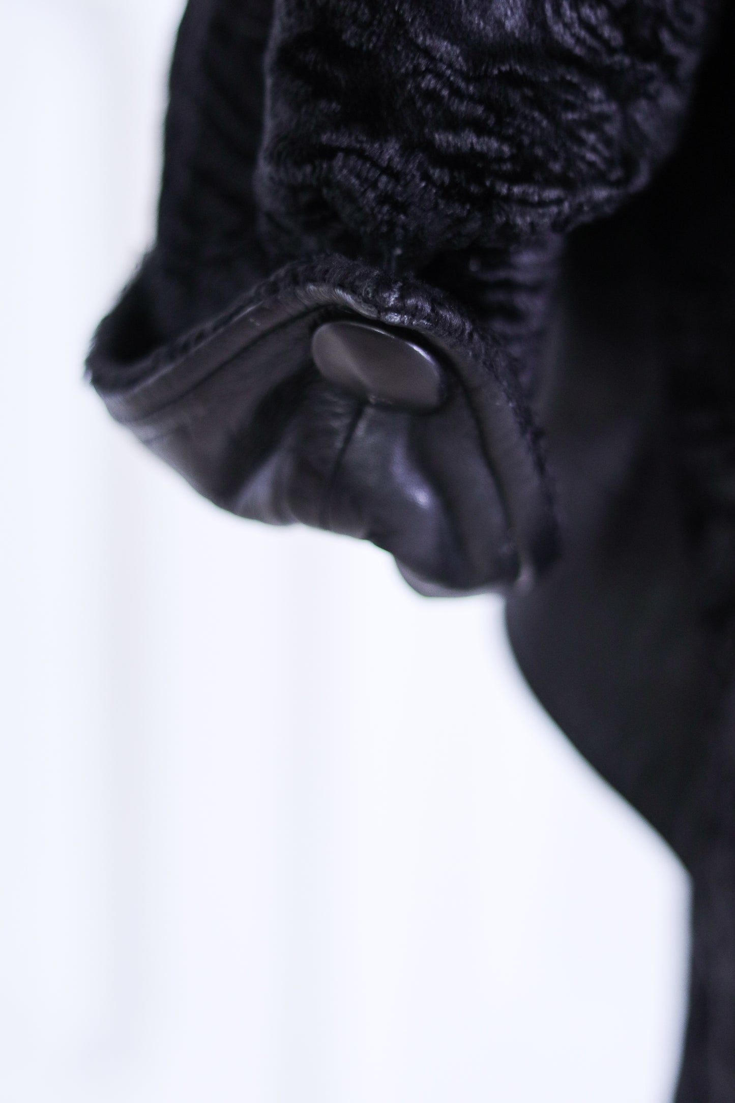 Minna Freek manteau long cuir et poils rasés