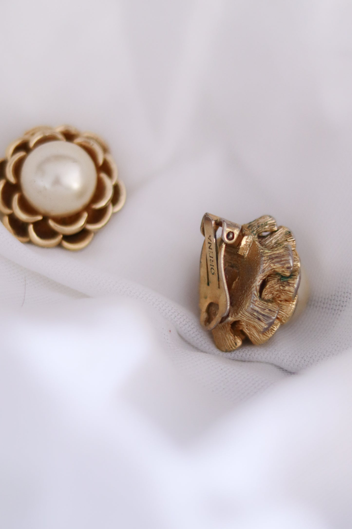 Boucles d'oreille doré et perle nacrée Orena