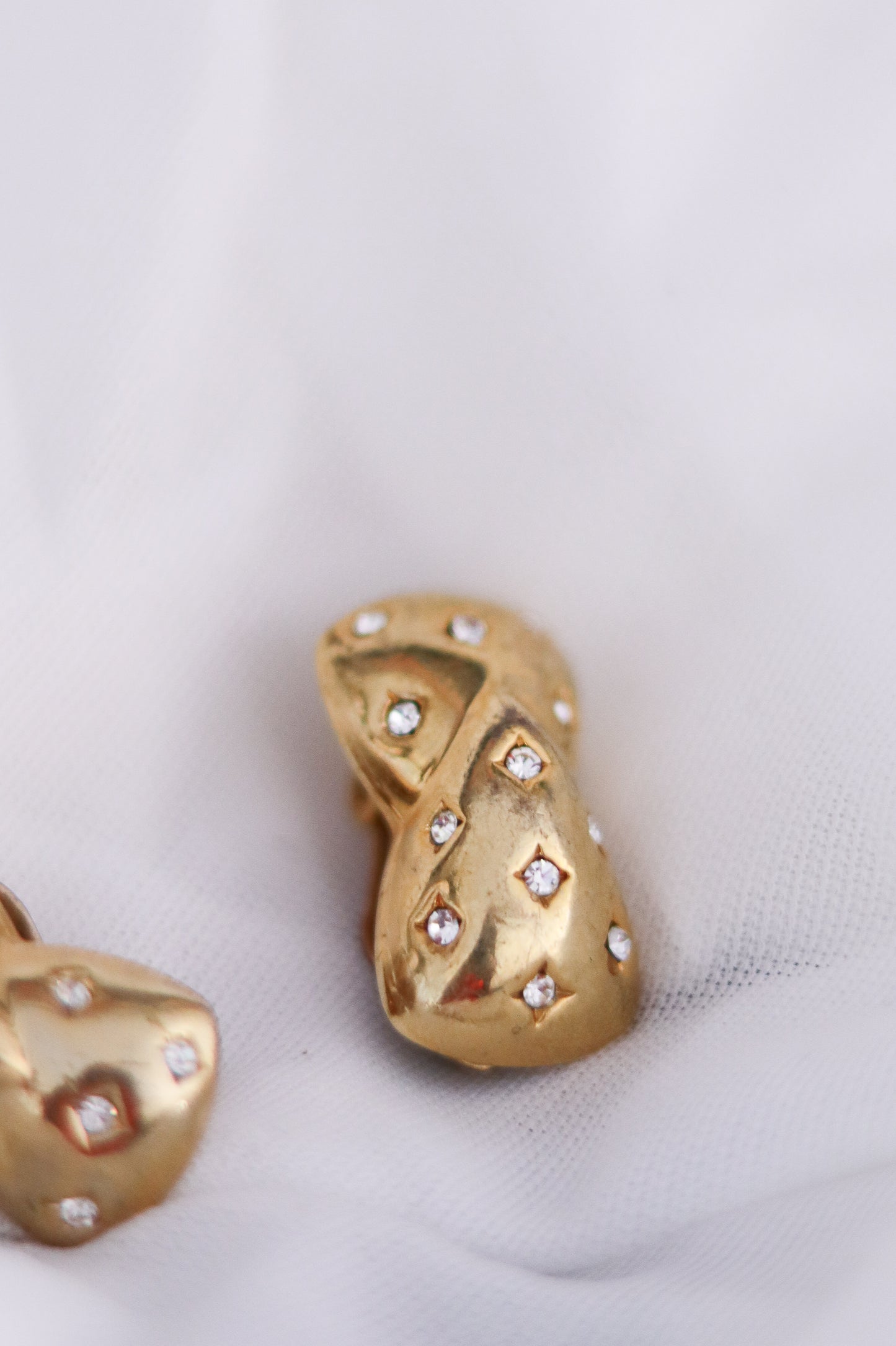 Boucles d’oreilles clip dorées à strass