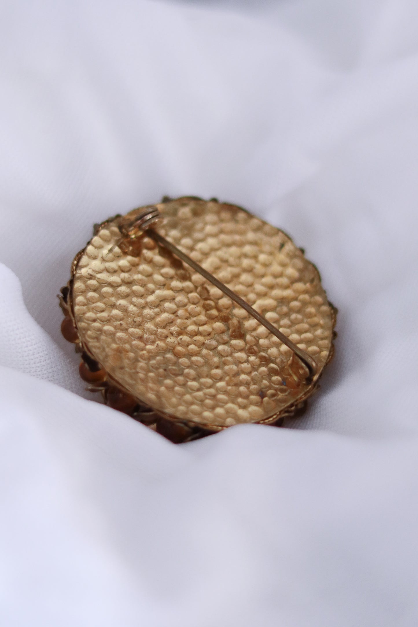 Broche bombée vintage fleuri