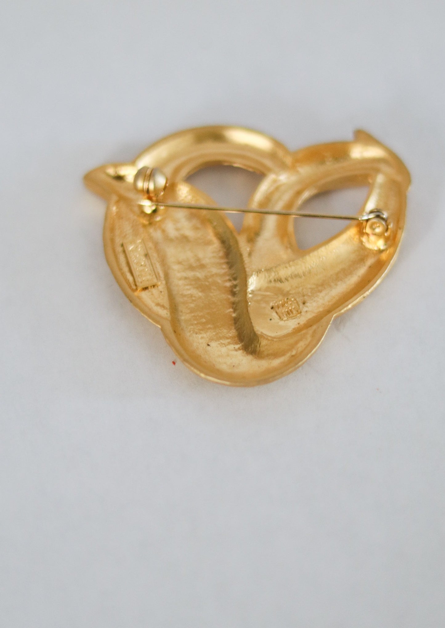 Broche signée Dolce Vita