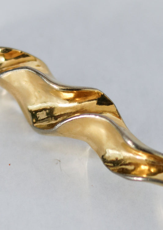 Broche torsadée dorée