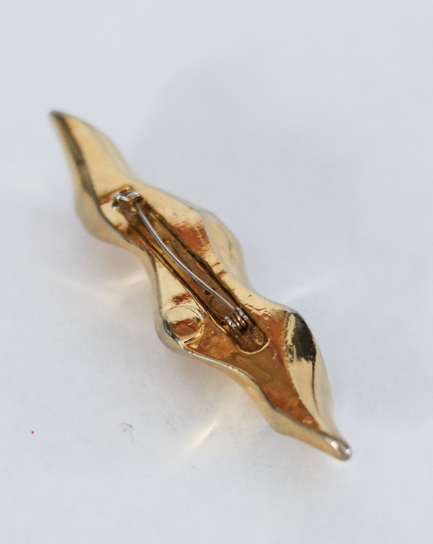 Broche torsadée dorée