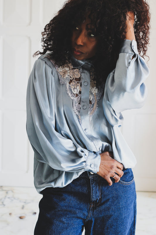 Chemisier vintage satiné à détails dentelle