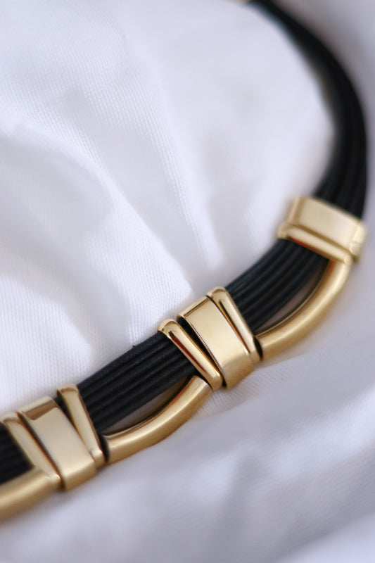 Collier vintage en cordon et métal
