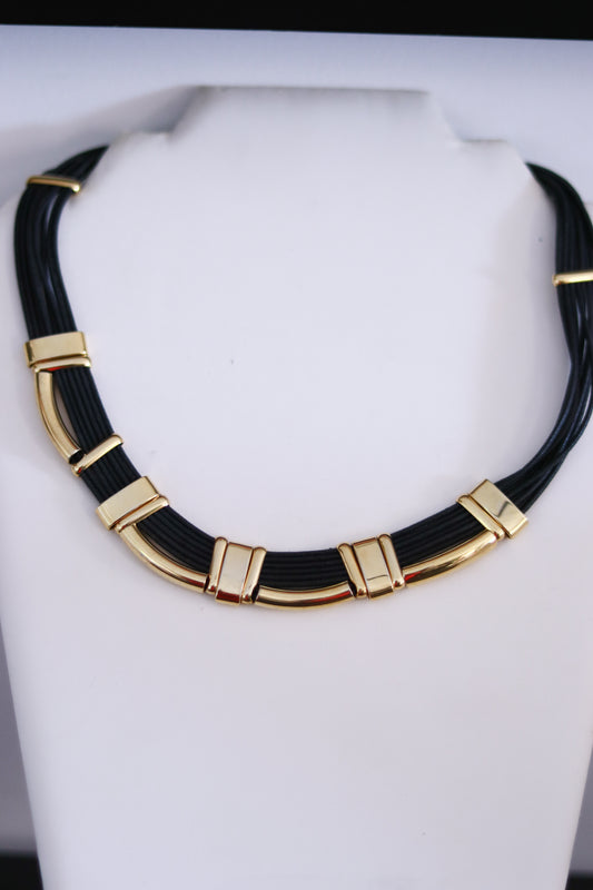 Collier vintage en cordon et métal