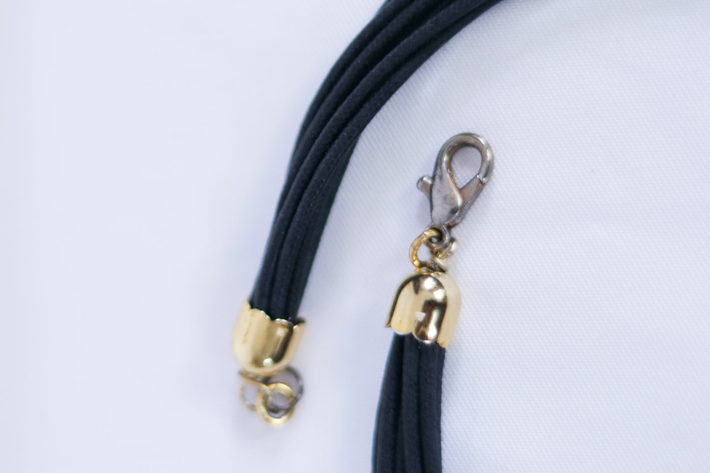 Collier en cuir et métal doré