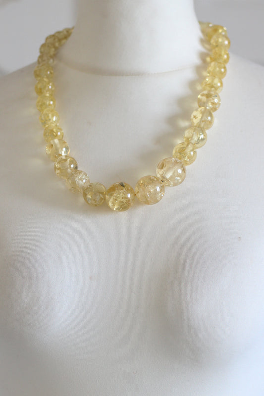 Collier vintage en résine translucide à inclusions