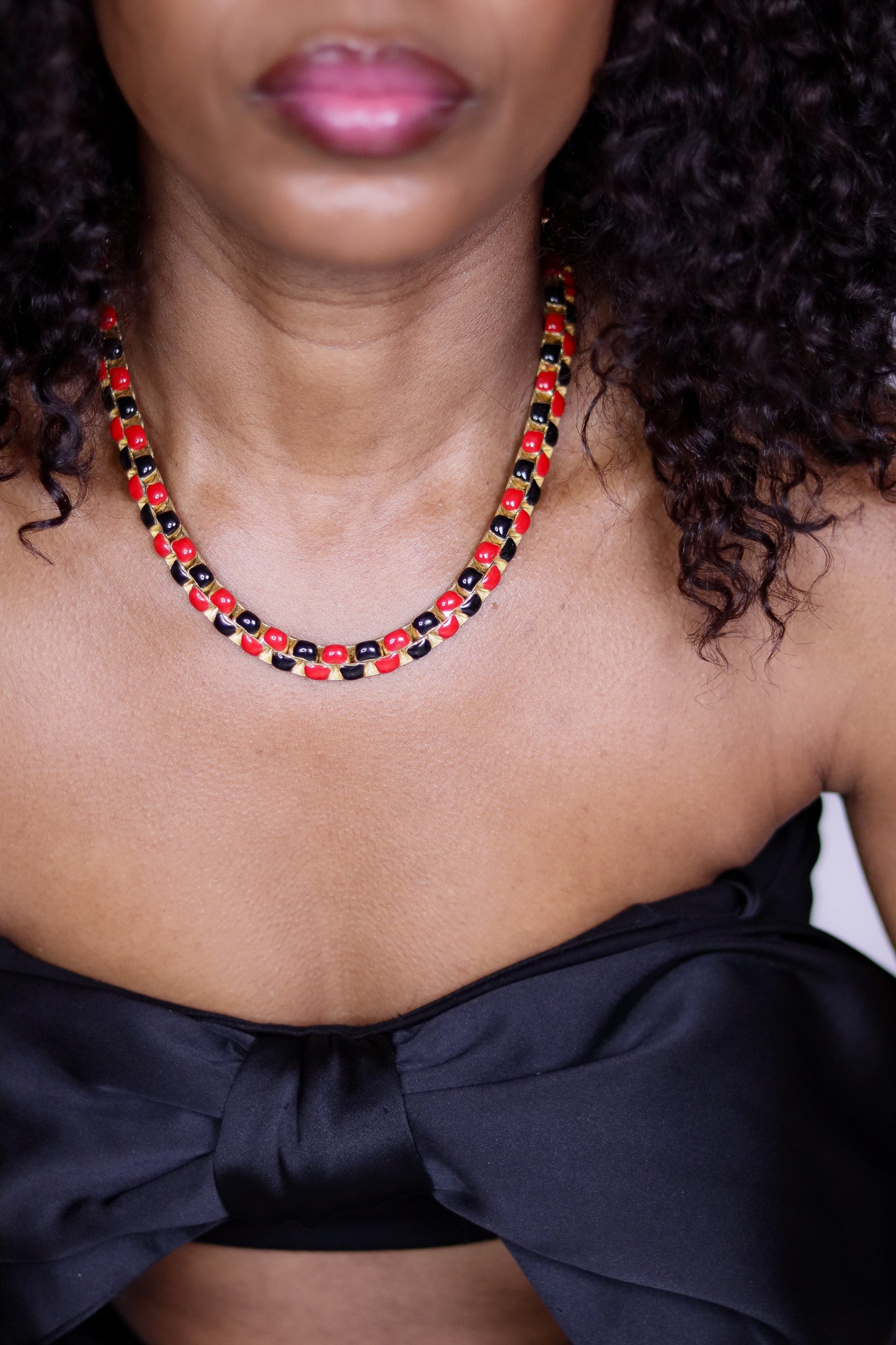 Collier en métal doré coloré