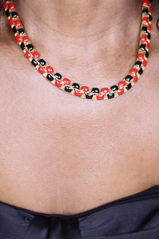 Collier en métal doré coloré