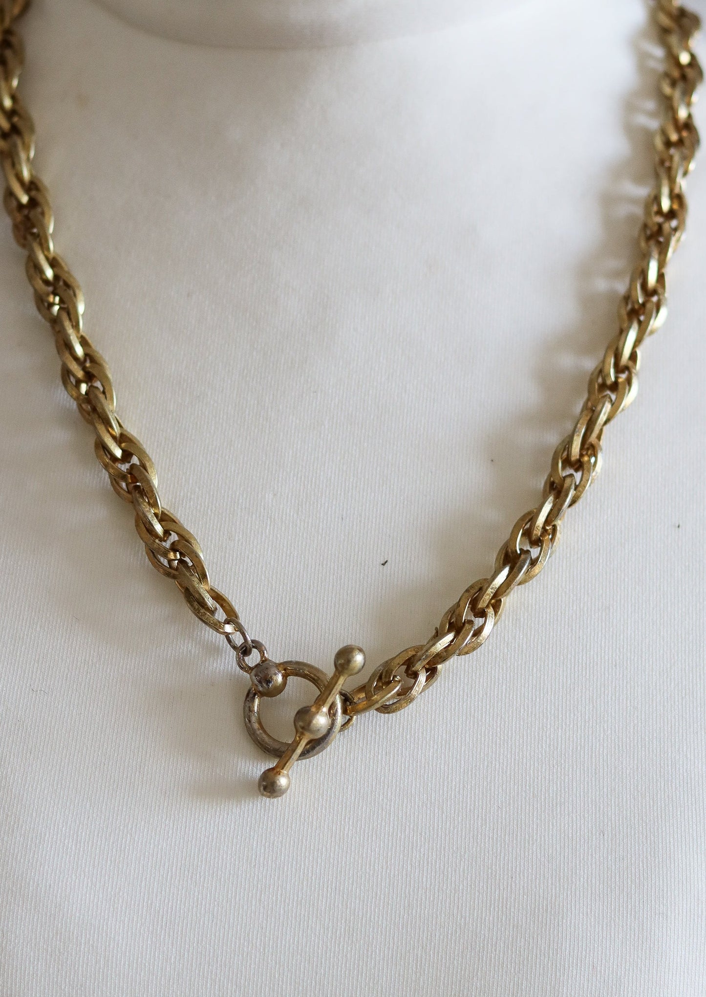 Collier en métal doré