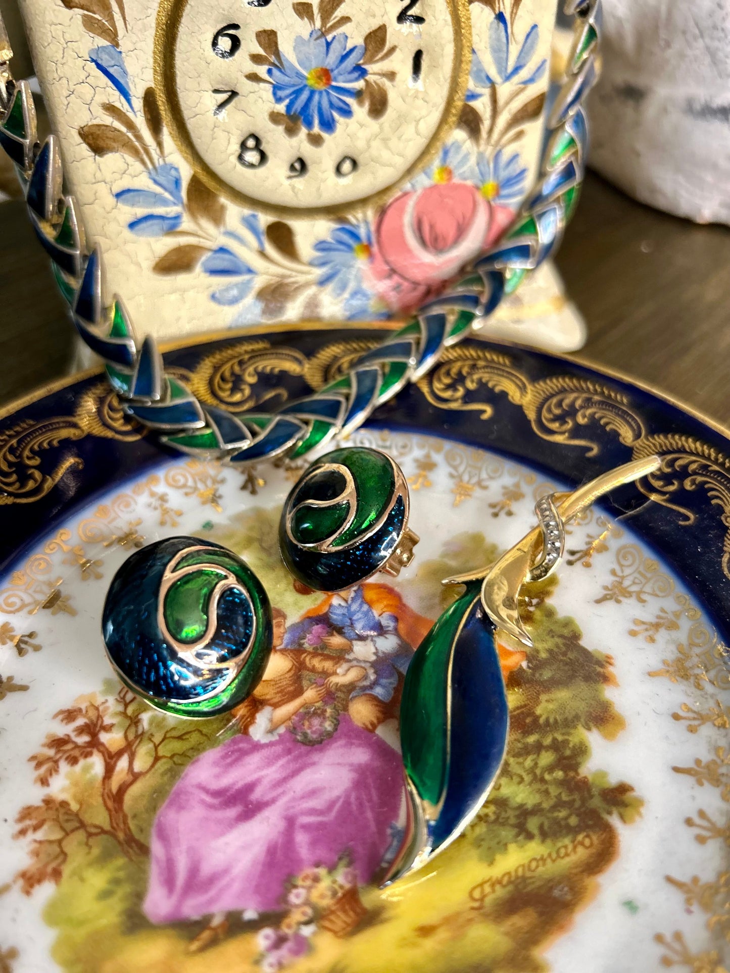 Parure collier ,broches et boucles d'oreilles