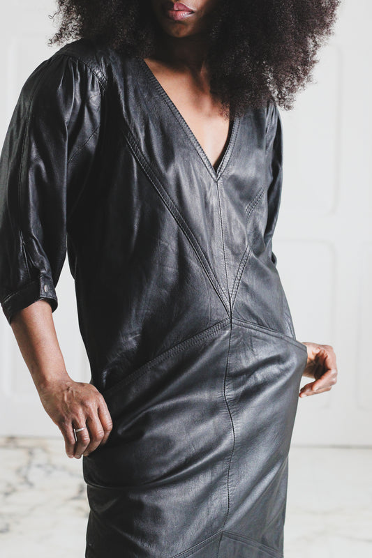 Robe cuir noire à manches bouffantes