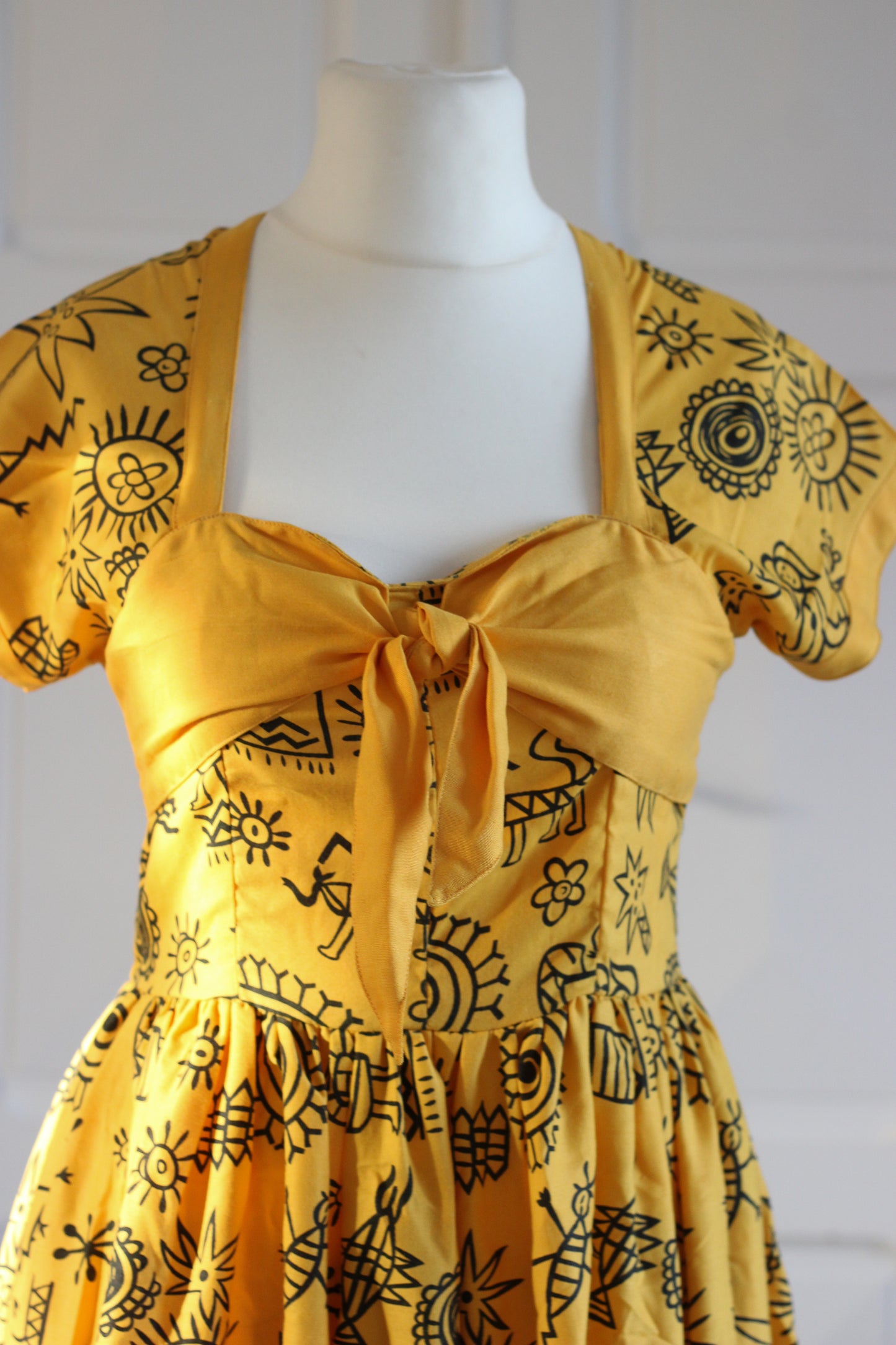 Robe jaune à motifs graphique