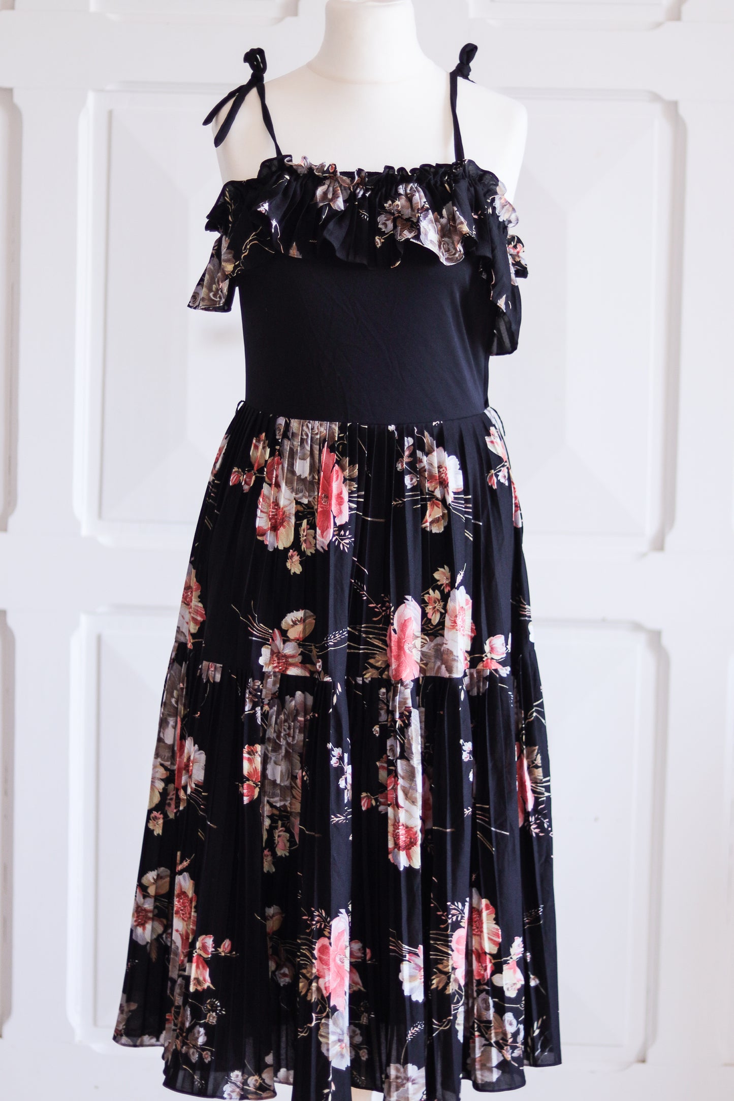 Robe plissée à épaule dénudée