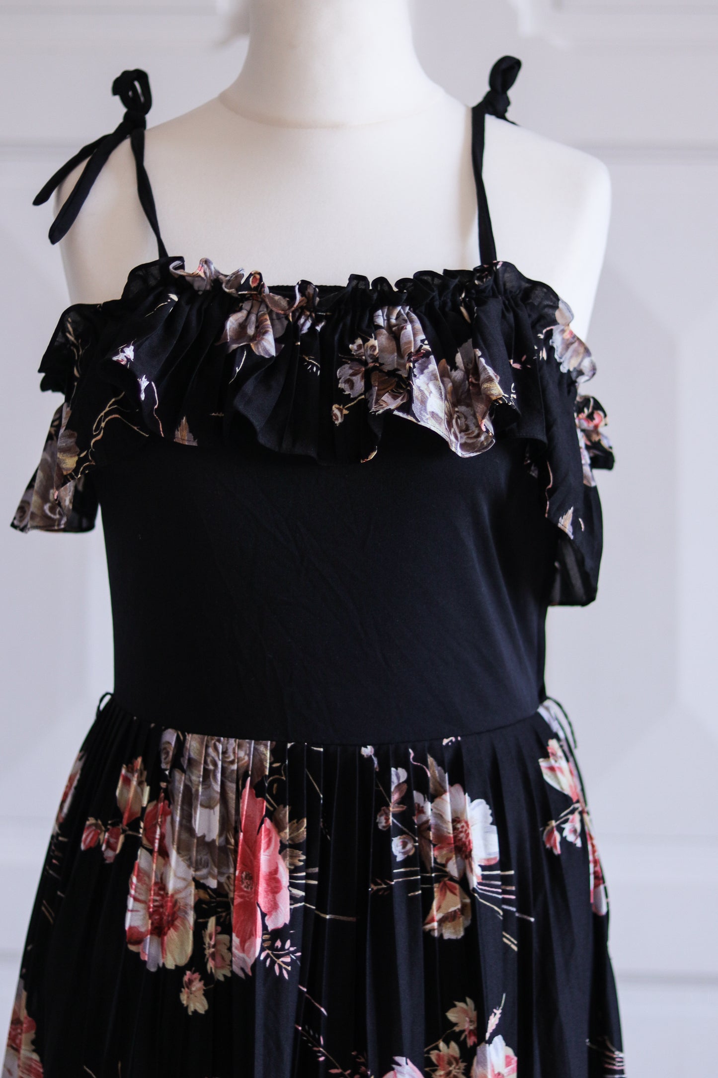 Robe plissée à épaule dénudée