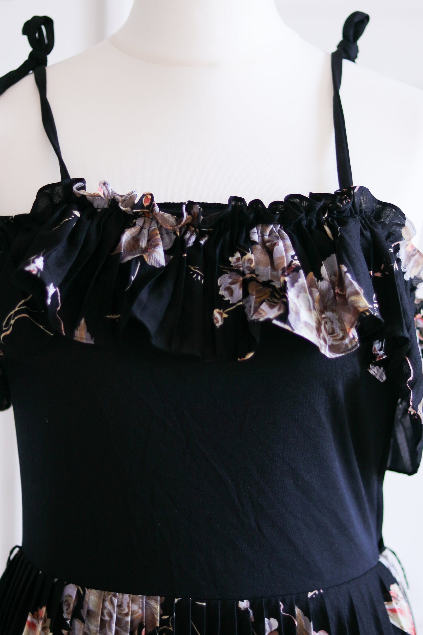Robe plissée à épaule dénudée