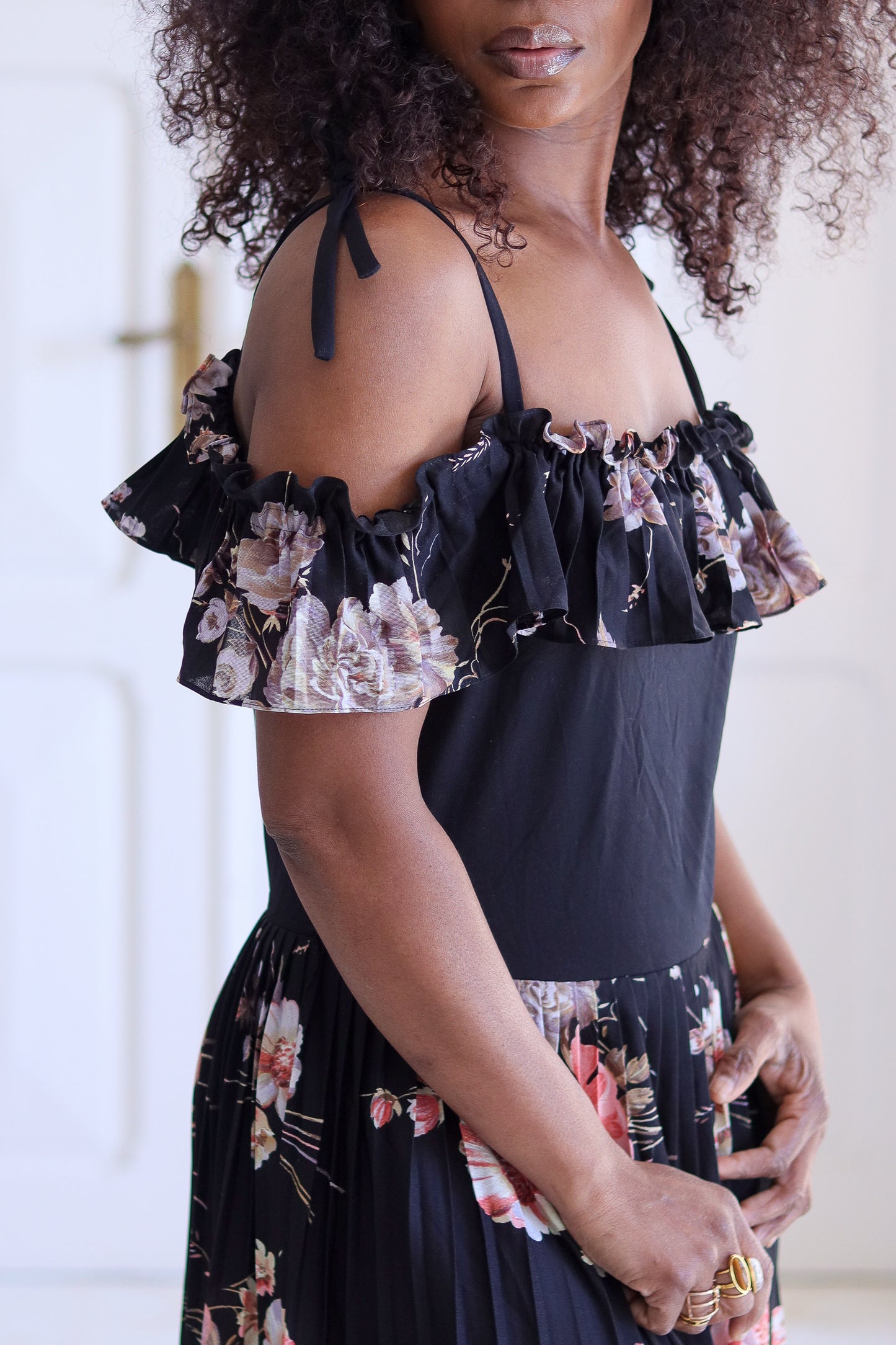 Robe plissée à épaule dénudée