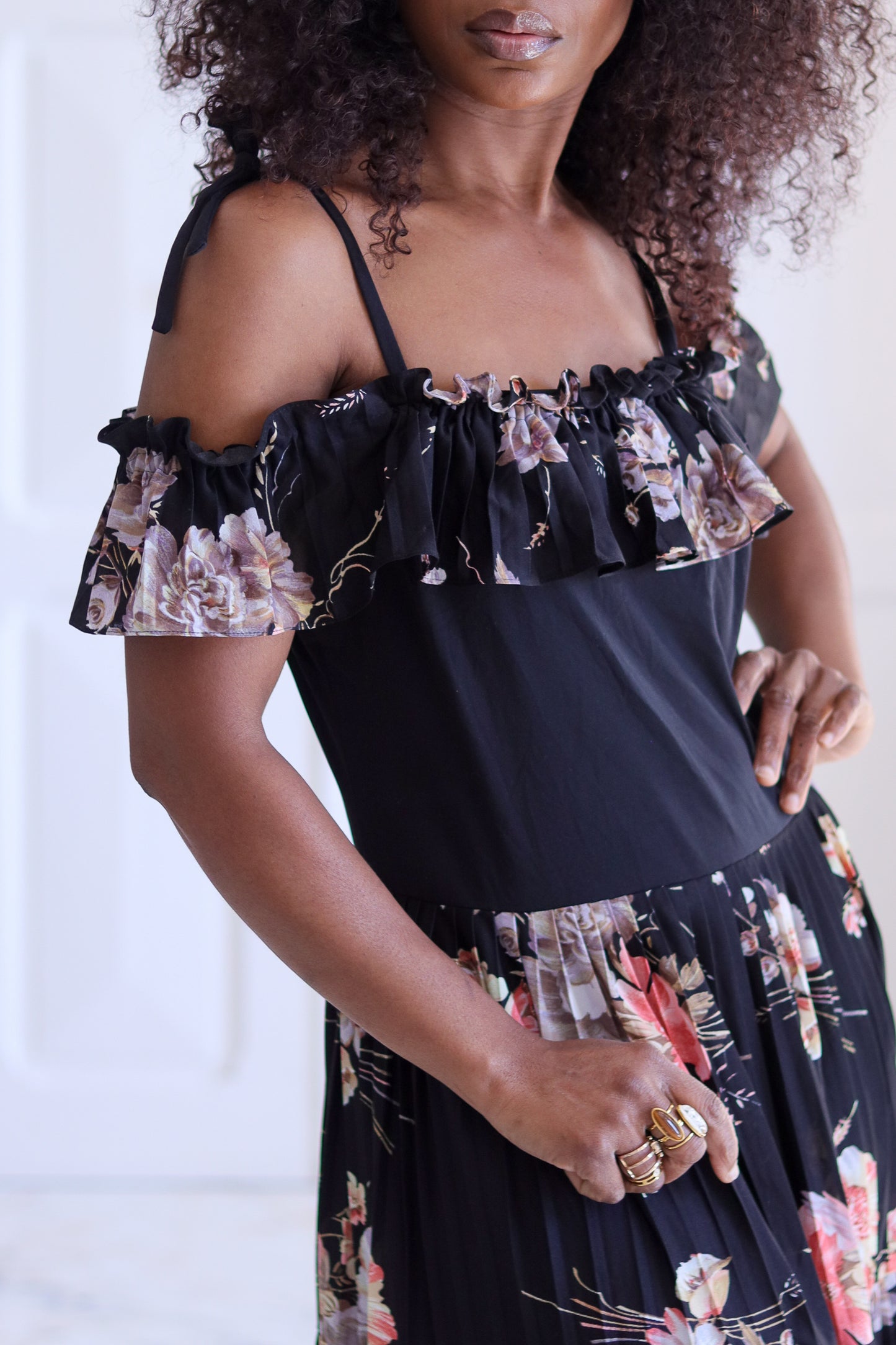 Robe plissée à épaule dénudée