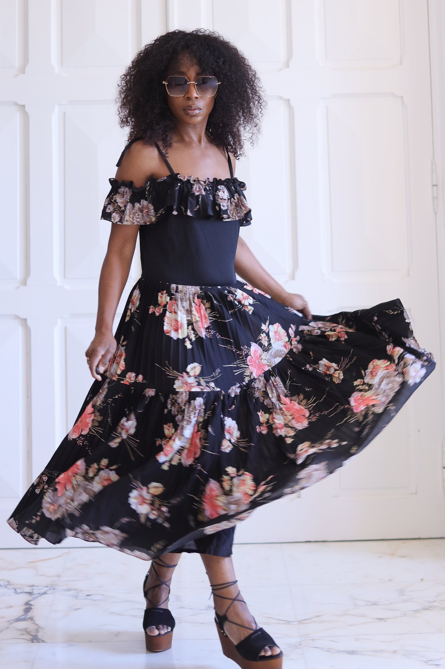 Robe plissée à épaule dénudée