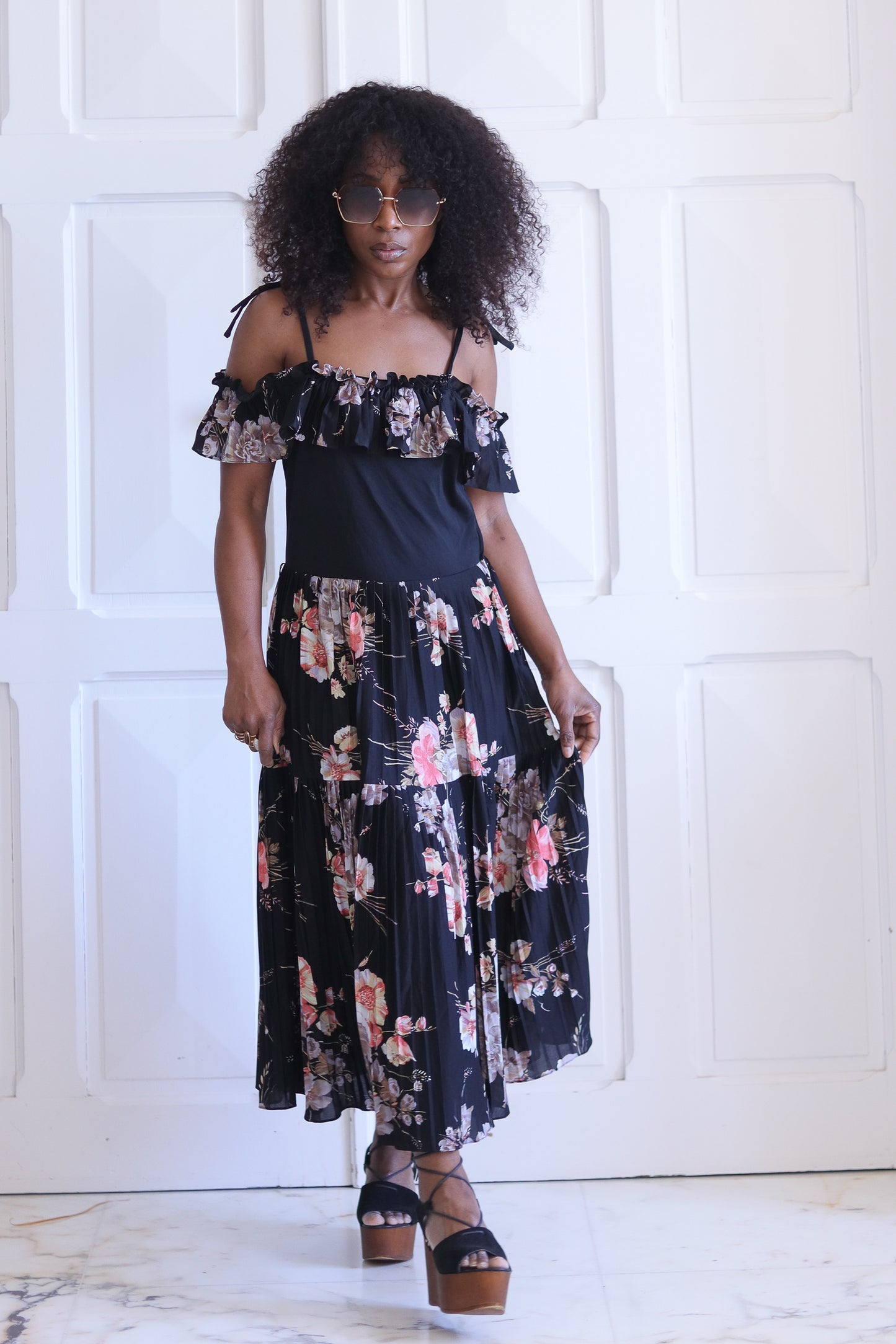 Robe plissée à épaule dénudée