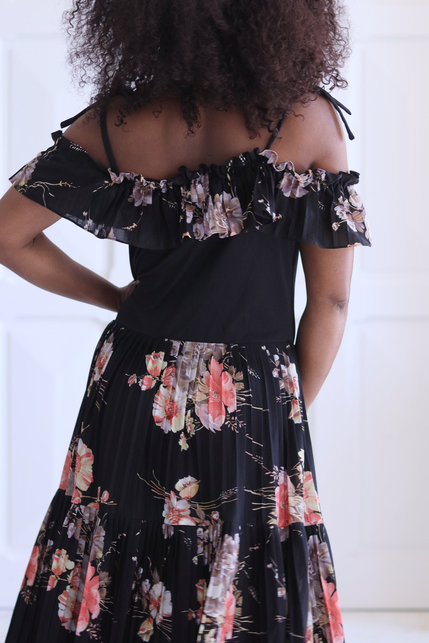 Robe plissée à épaule dénudée