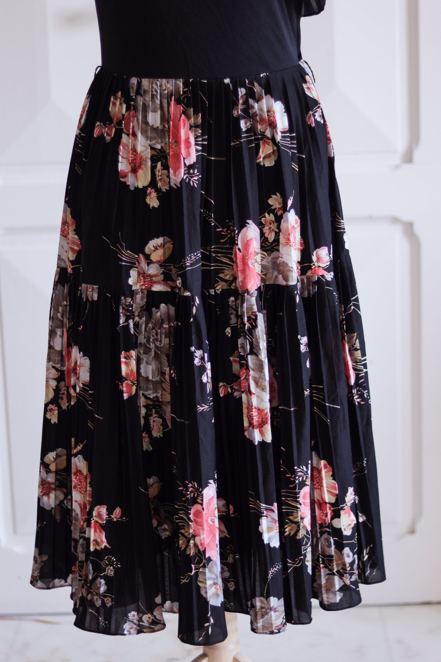 Robe plissée à épaule dénudée