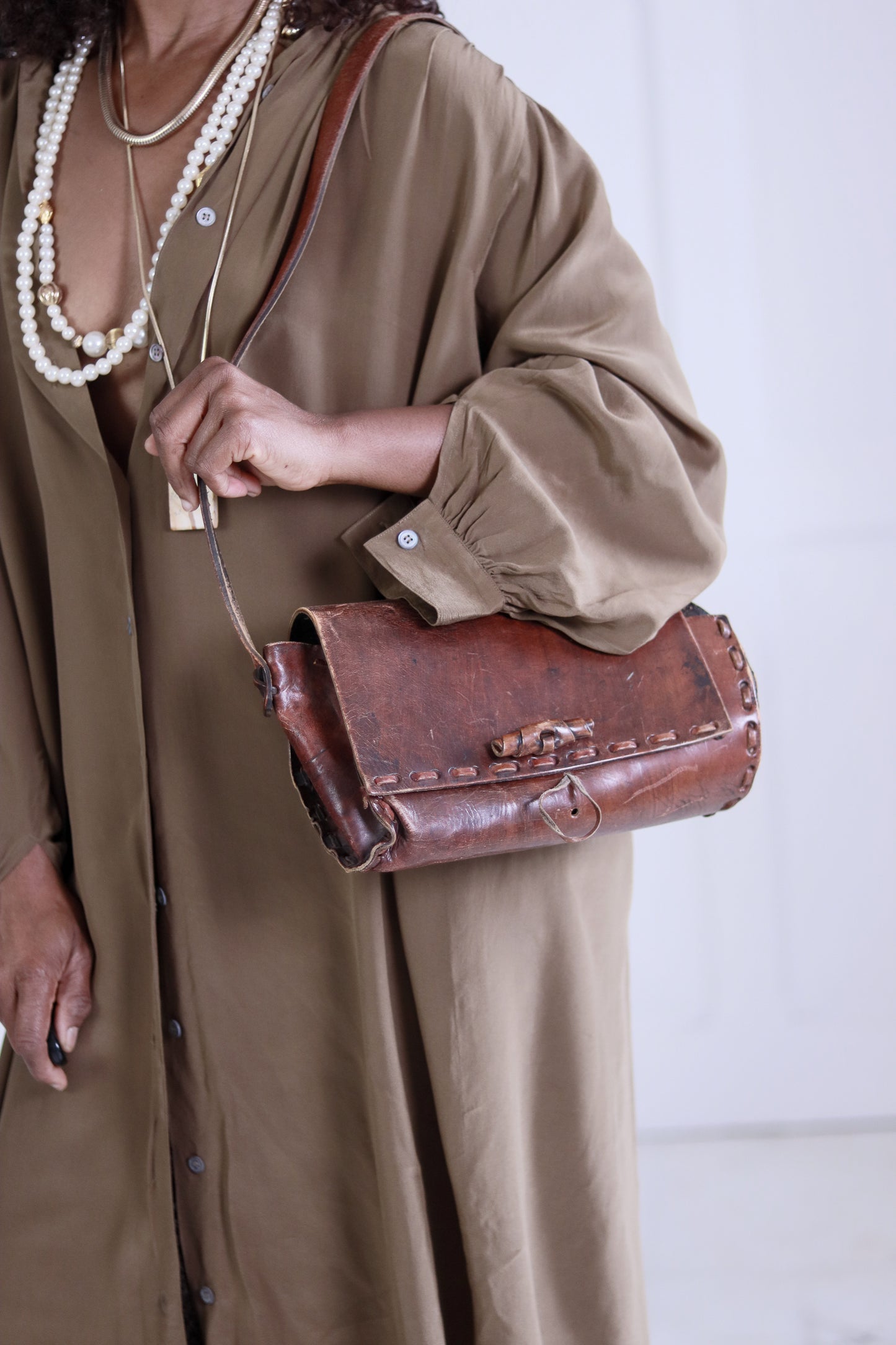 Sac besace en cuir années 1960