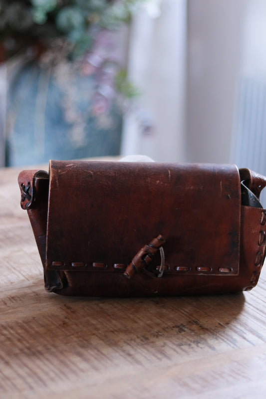 Sac besace en cuir années 1960