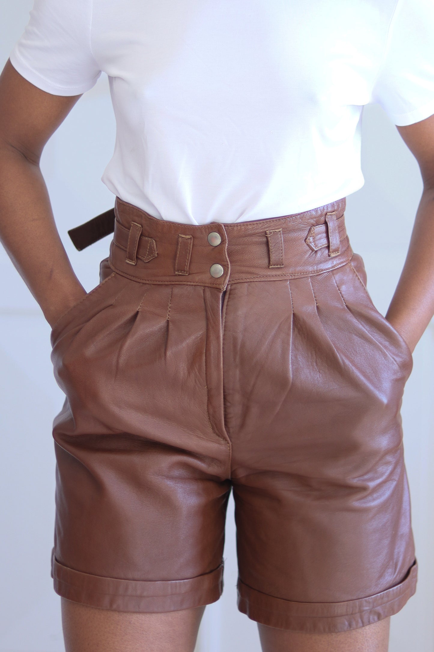 Short en cuir marron
