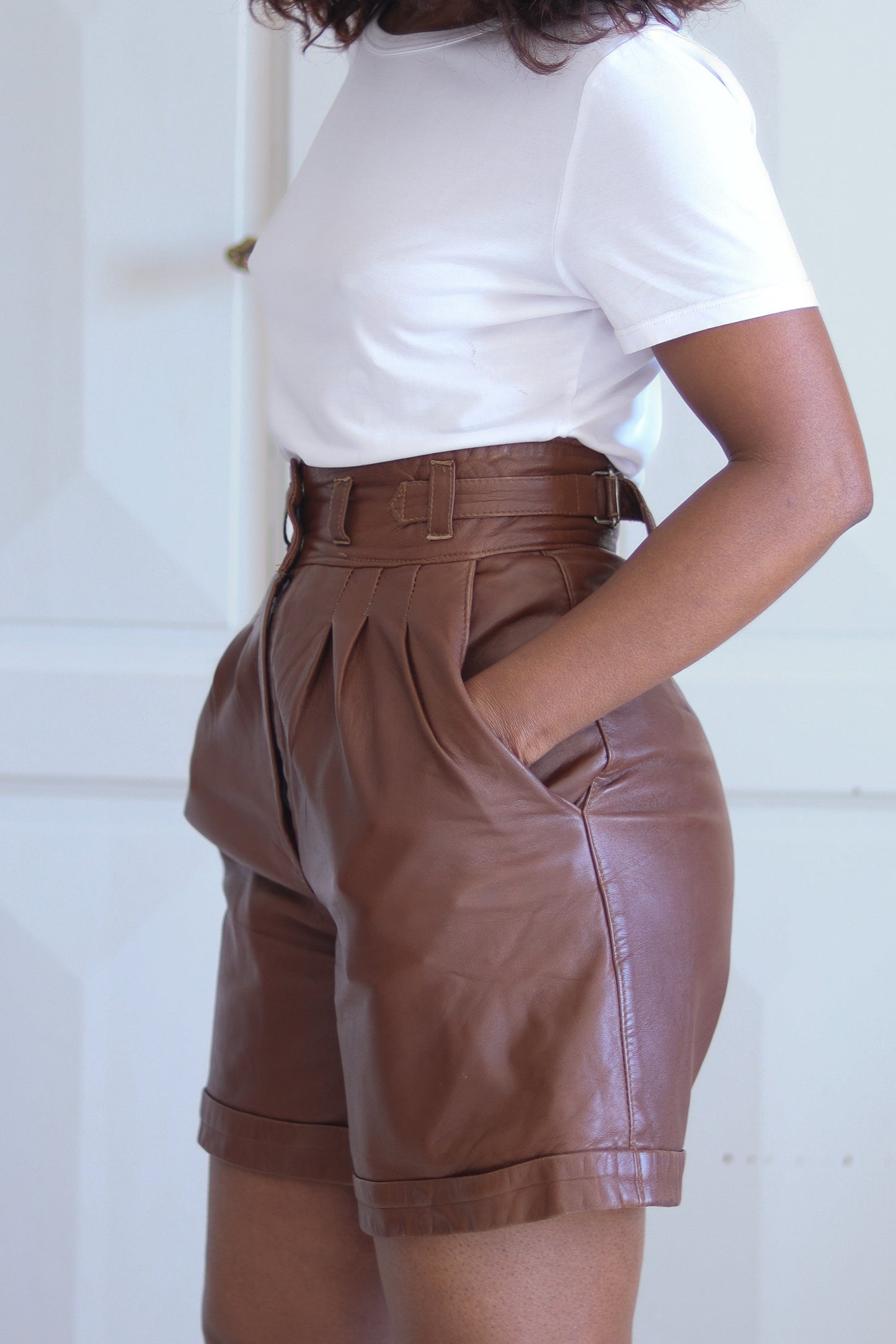 Short en cuir marron