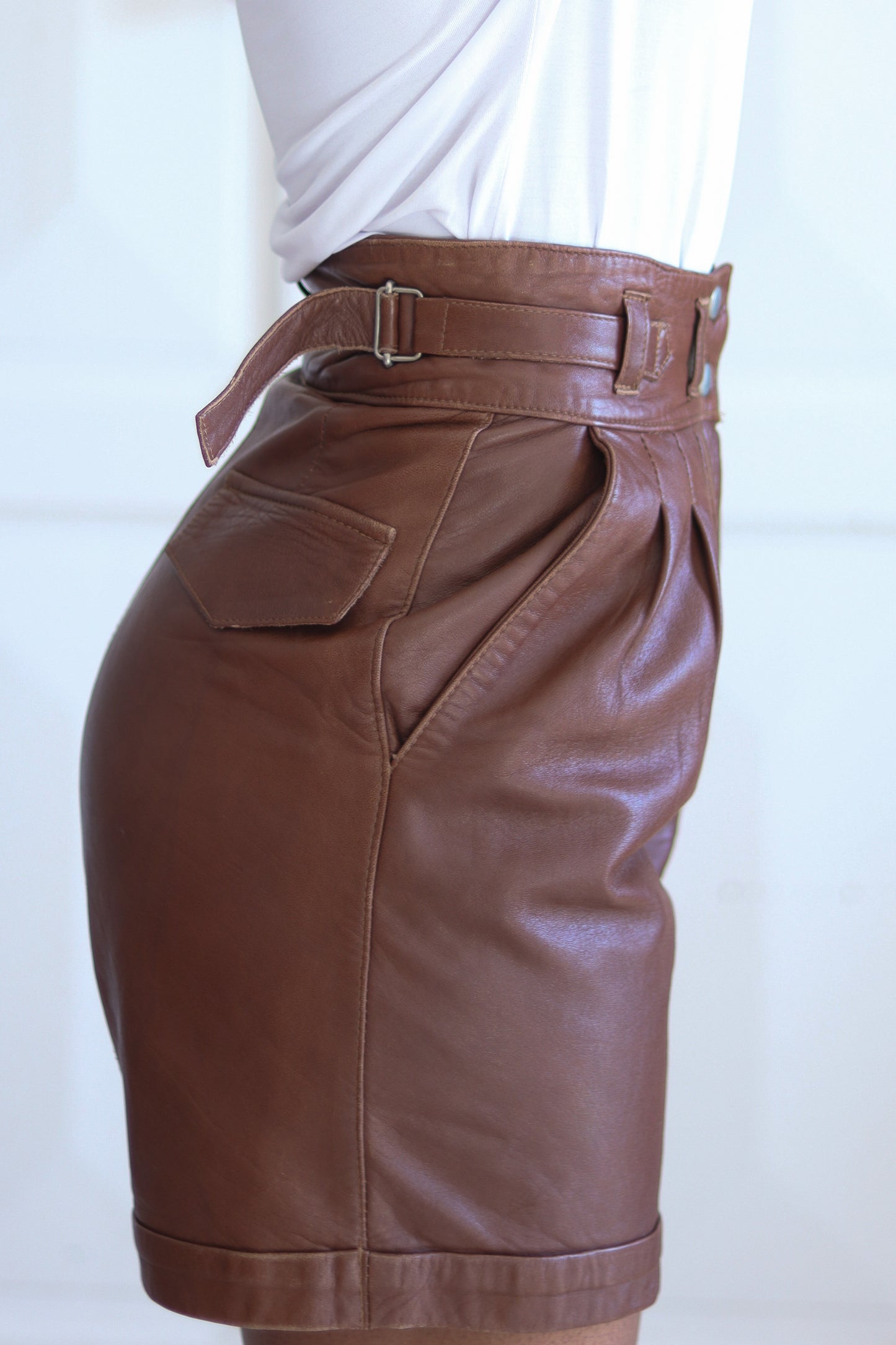 Short en cuir marron