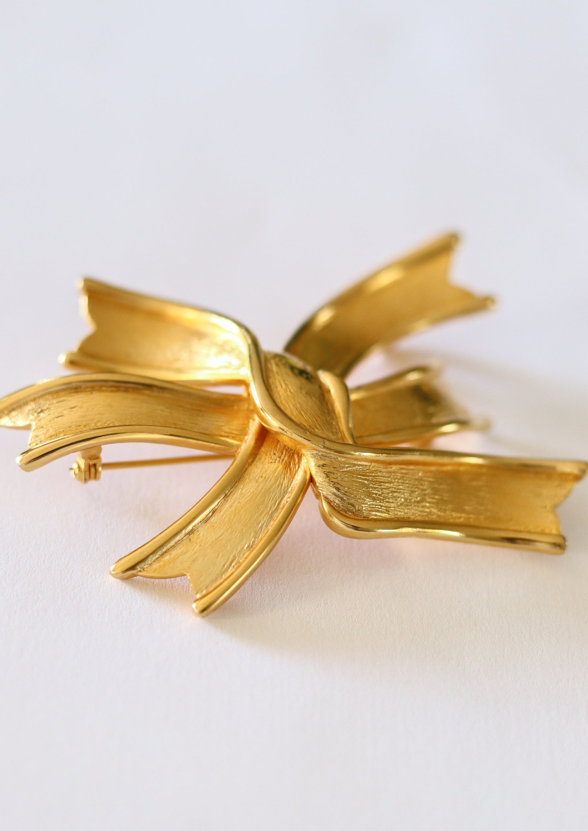 BROCHE VINTAGE SIDNEY carron métal argenté et rubans métal doré EUR 45,00 - FR