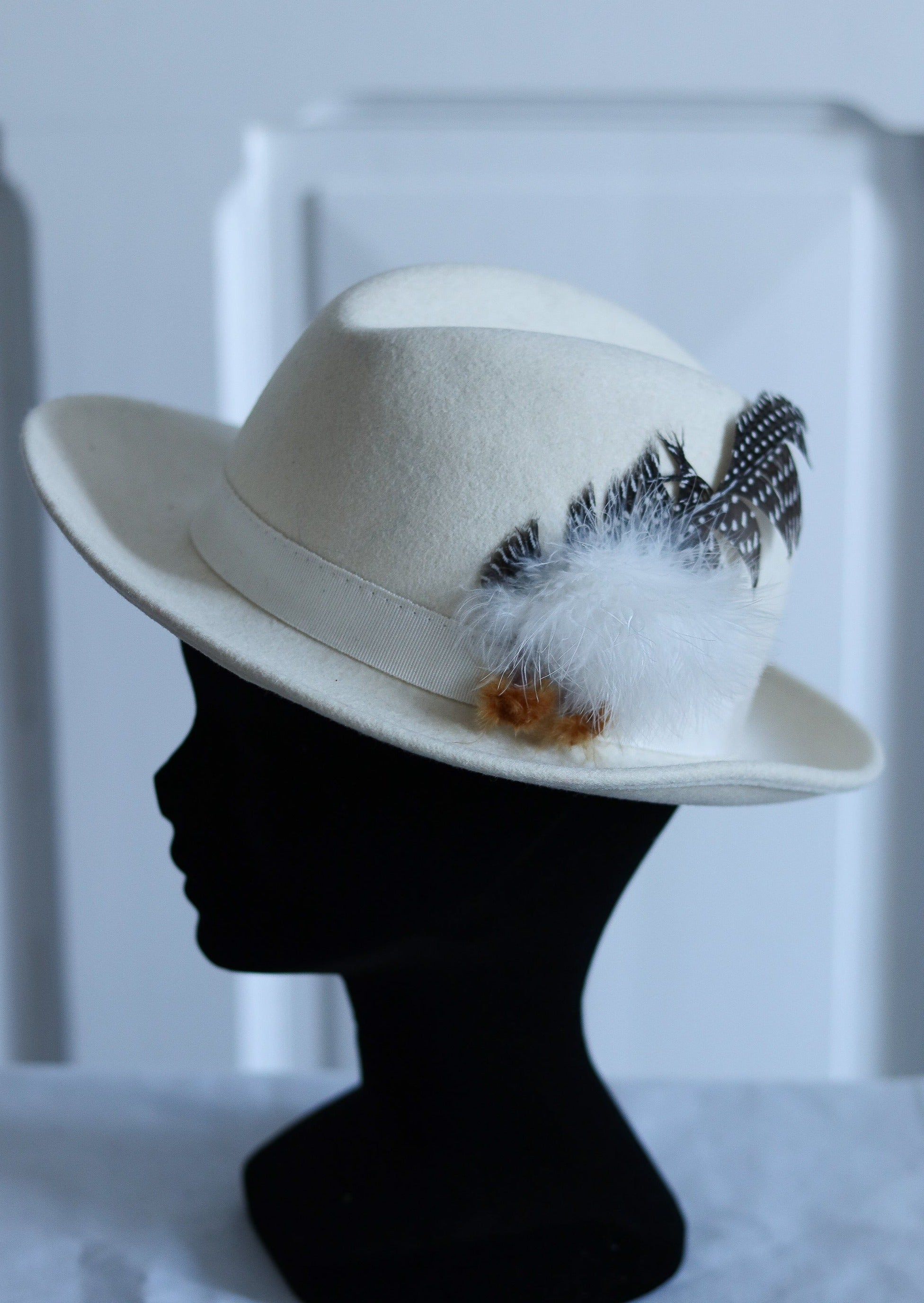 Chapeaux de cérémonie mariage blanc, beiges, ivoire