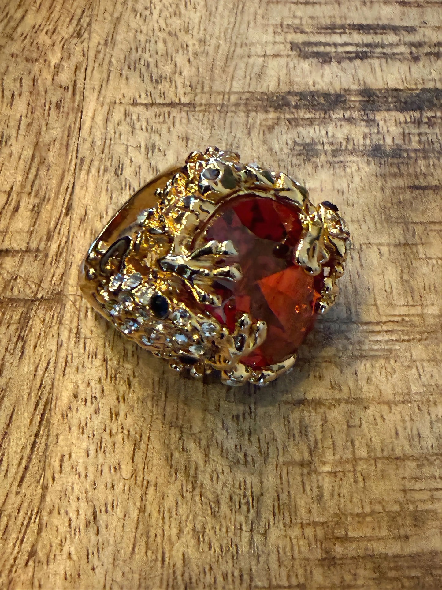Bague vintage dorée pierre rouge