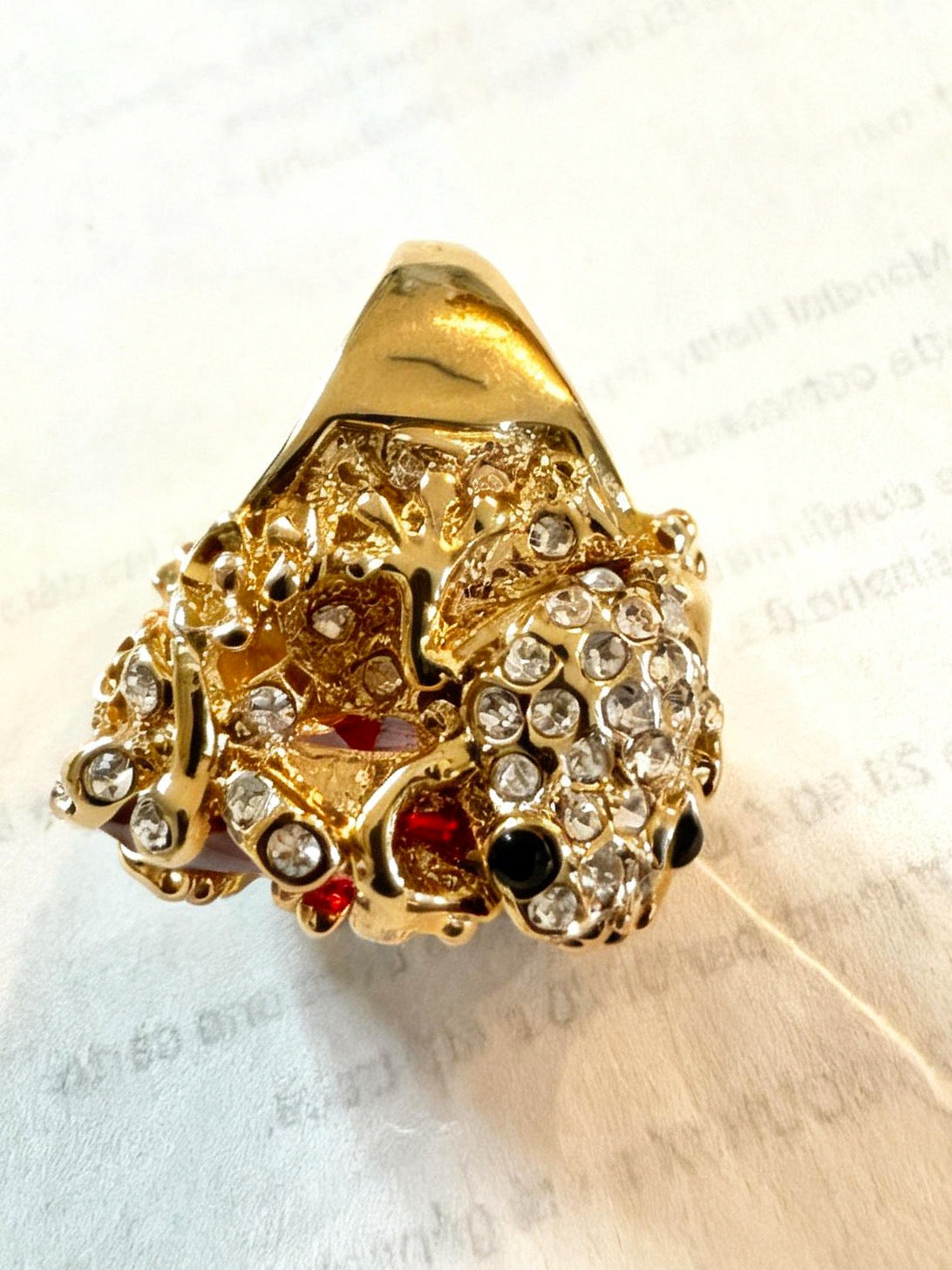 Bague vintage dorée pierre rouge