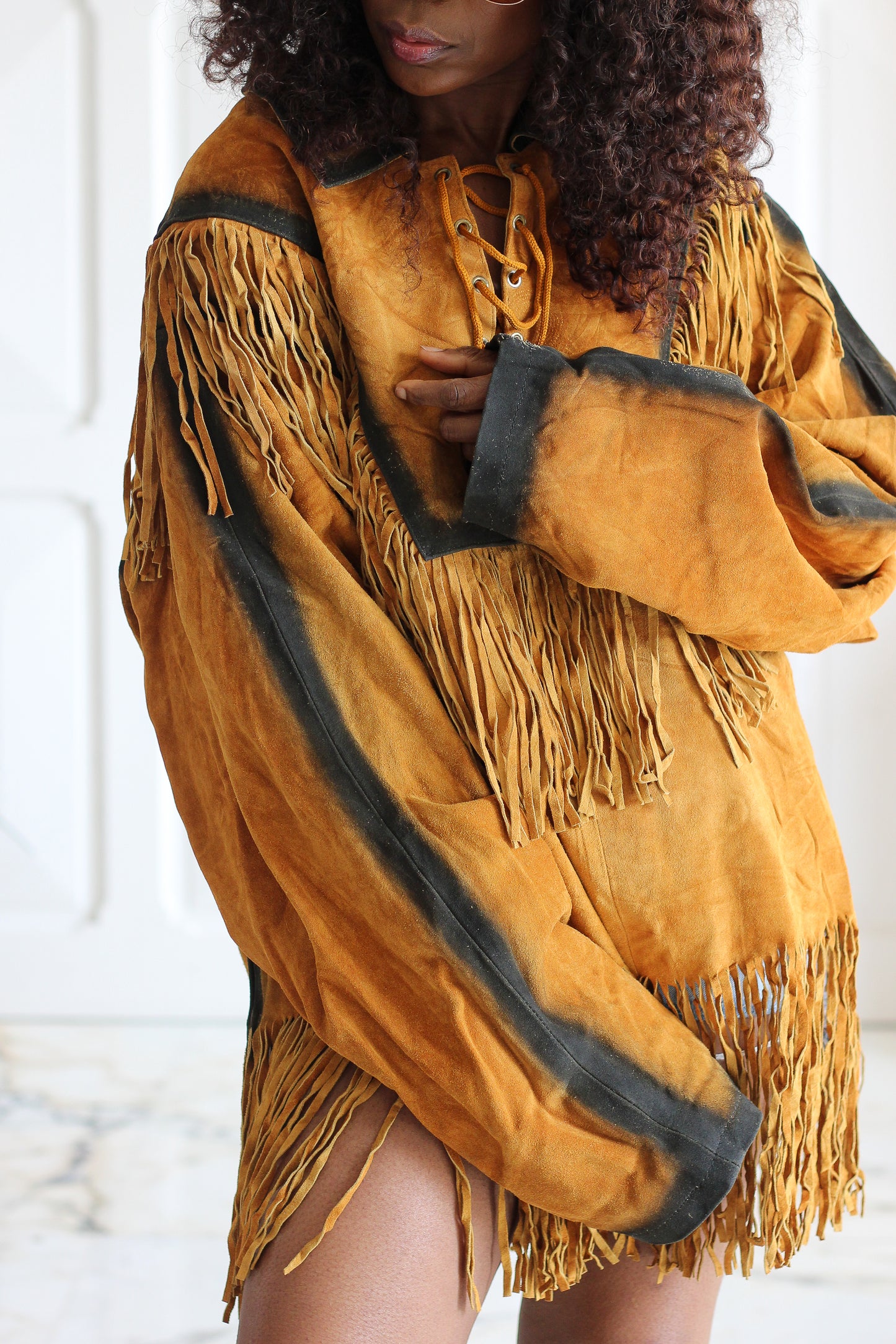 Poncho en cuir à franges esprit western 70s