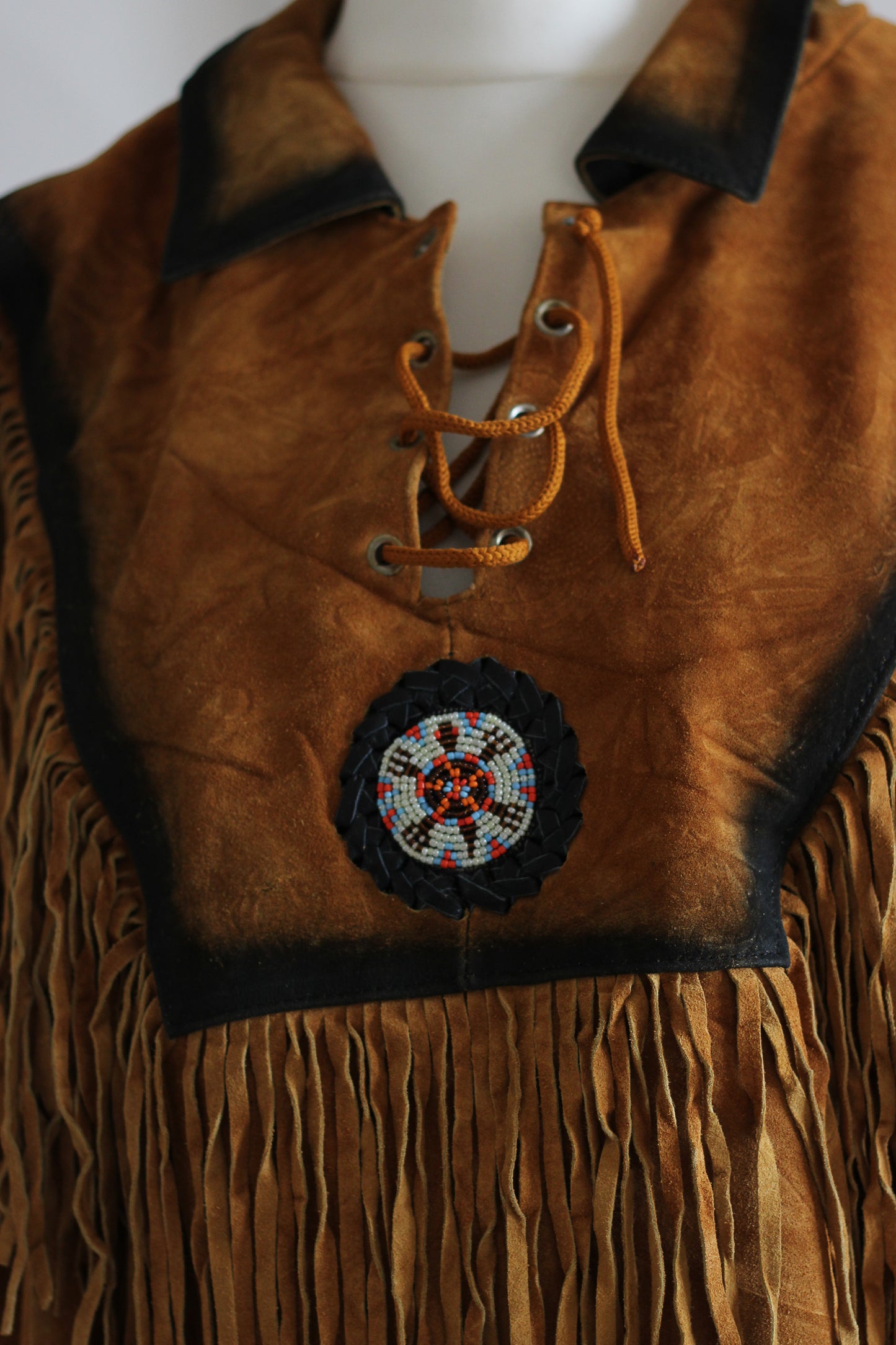 Poncho en cuir à franges esprit western 70s