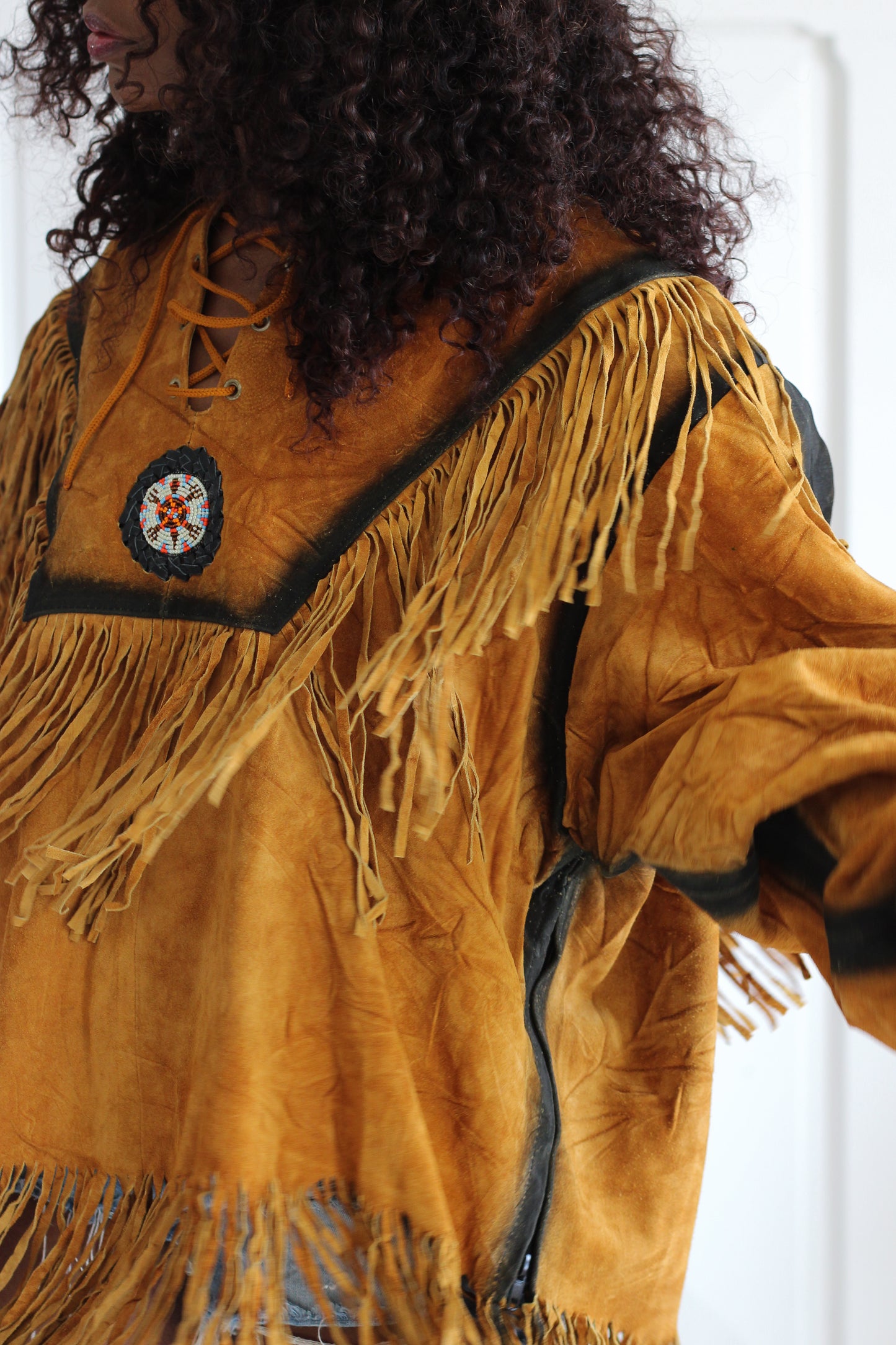 Poncho en cuir à franges esprit western 70s