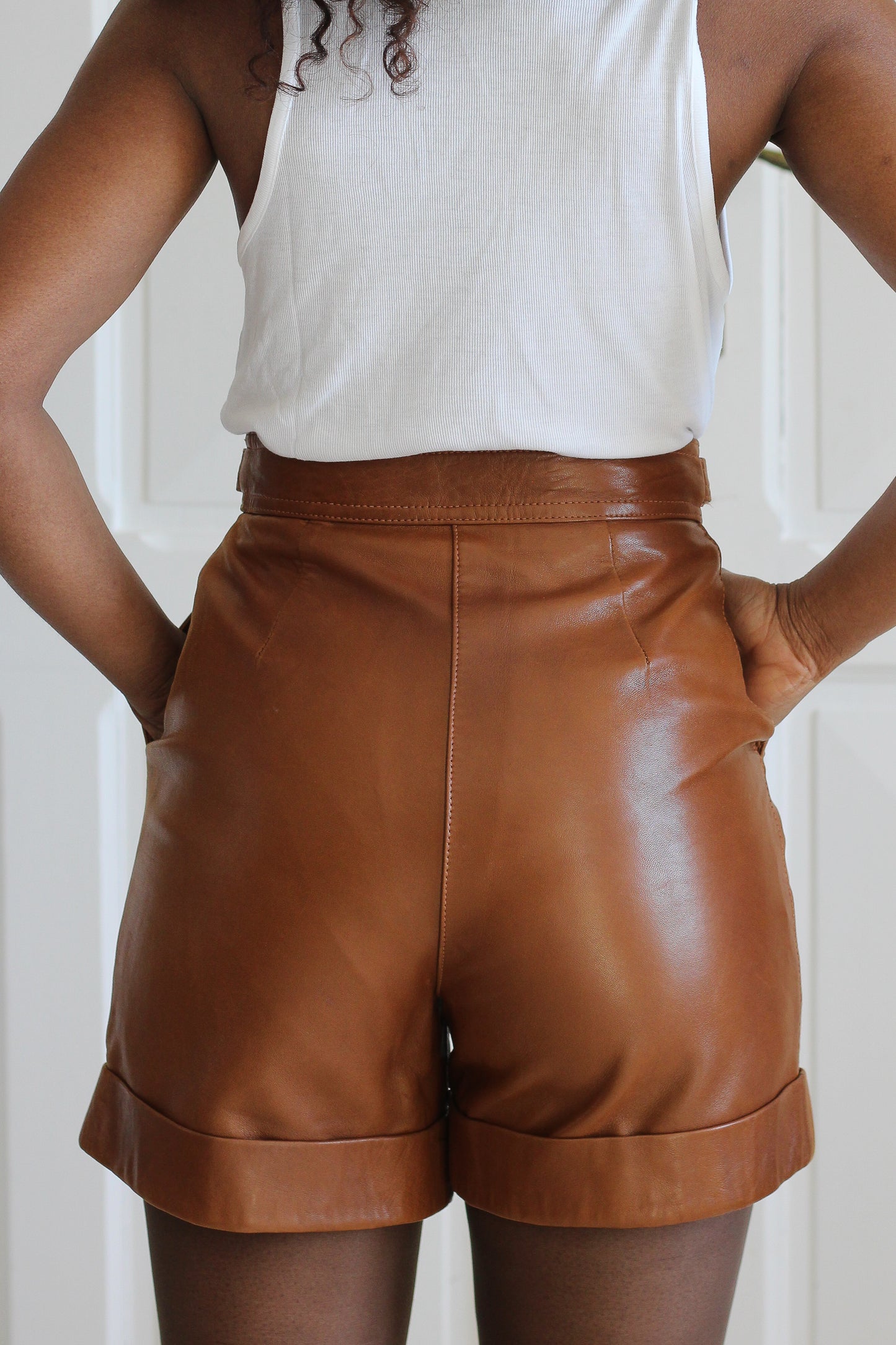 Short  taille haute en cuir d'agneau