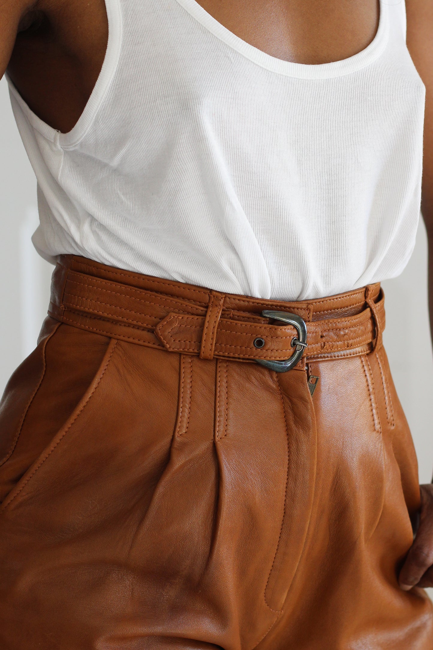 Short  taille haute en cuir d'agneau