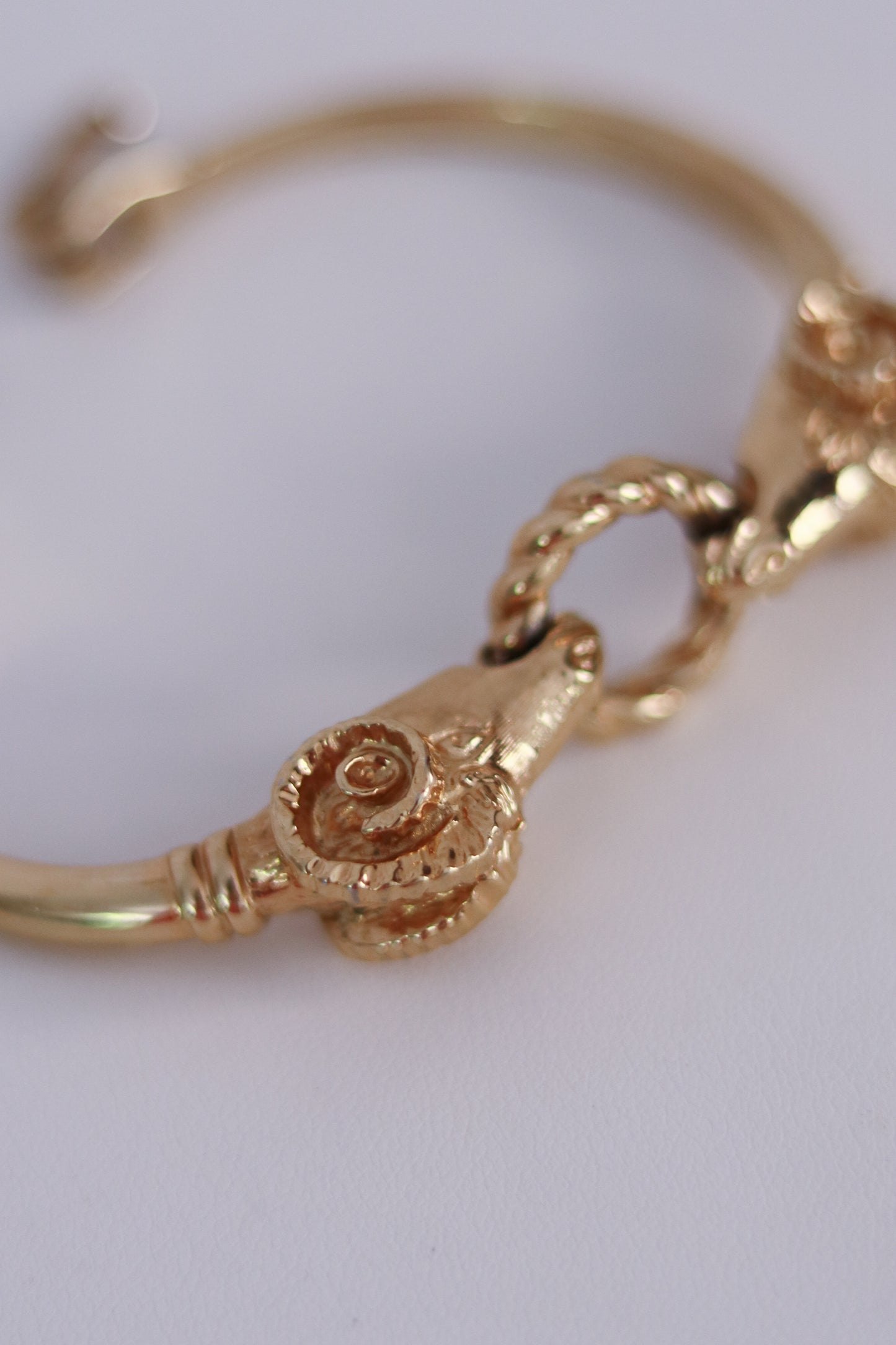 Bracelet doré têtes de béliers