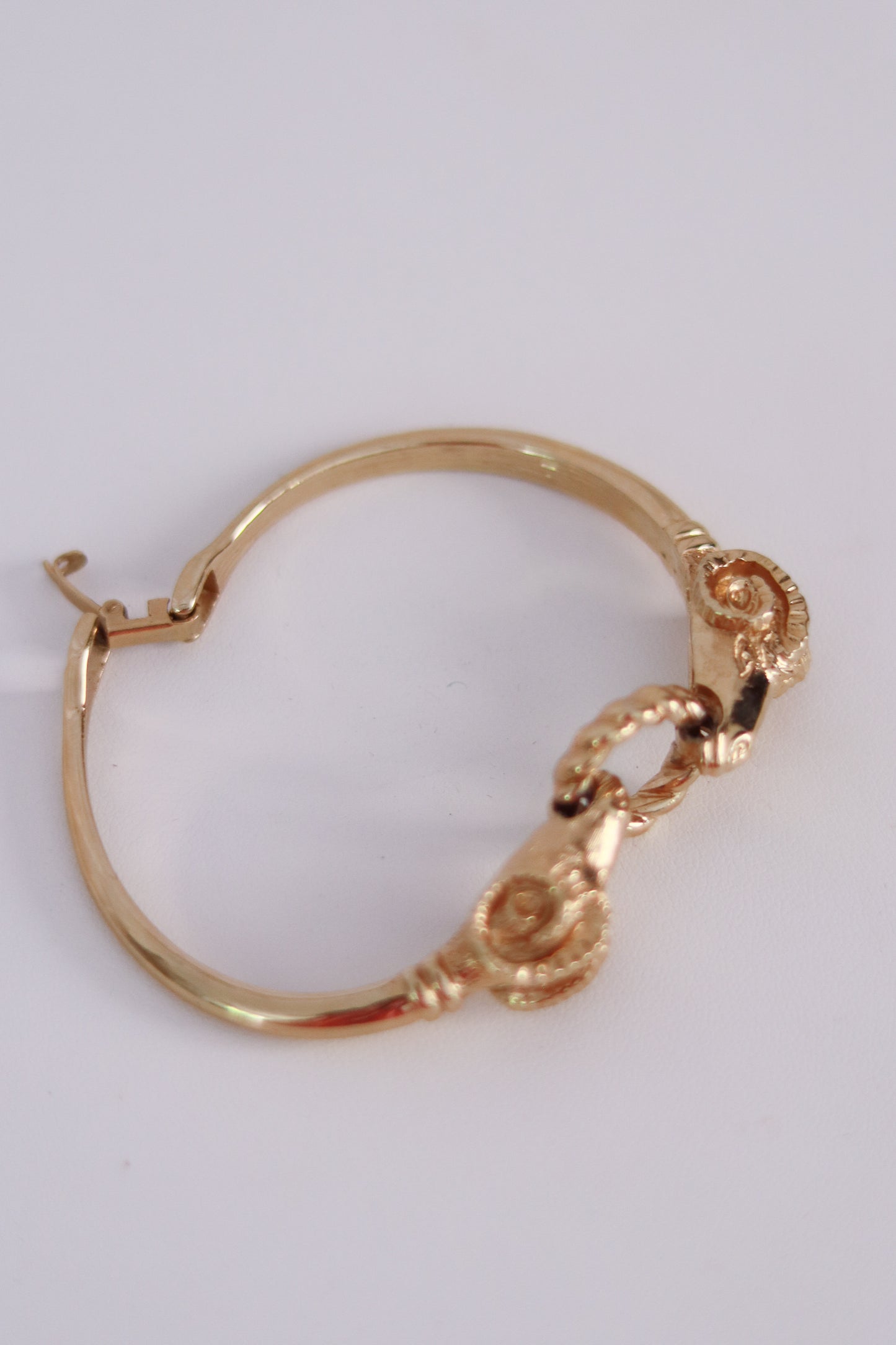 Bracelet doré têtes de béliers