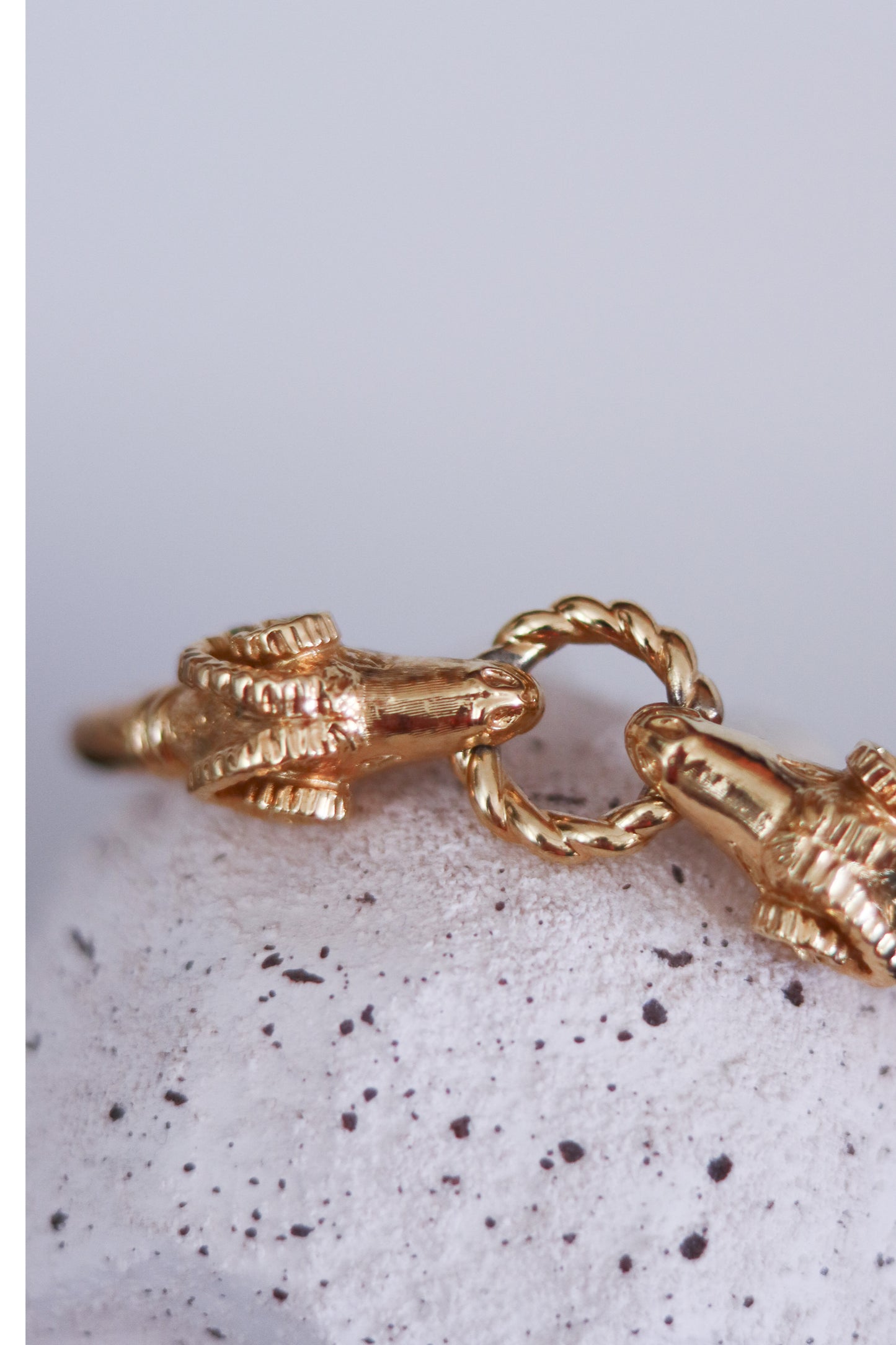 Bracelet doré têtes de béliers