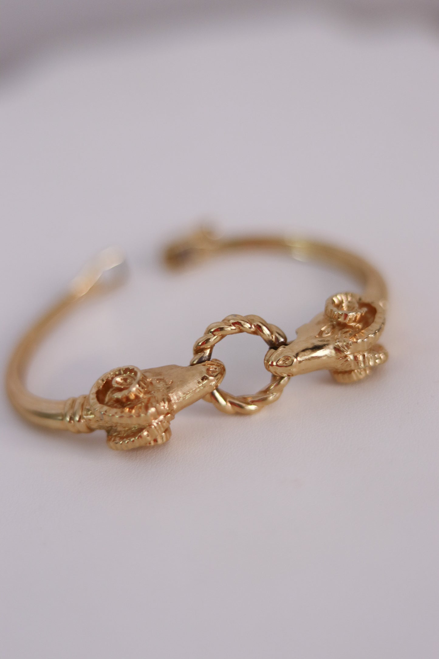 Bracelet doré têtes de béliers