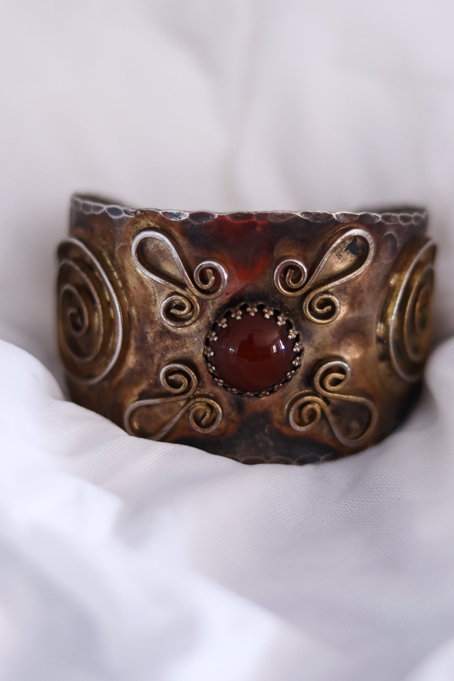 Manchette artisanale en laiton pierre rouge