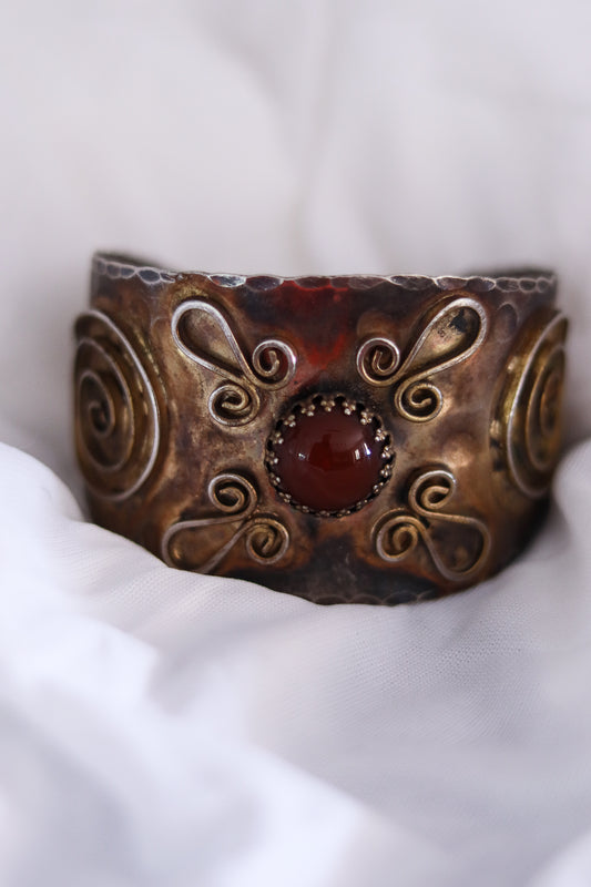 Manchette artisanale en laiton pierre rouge