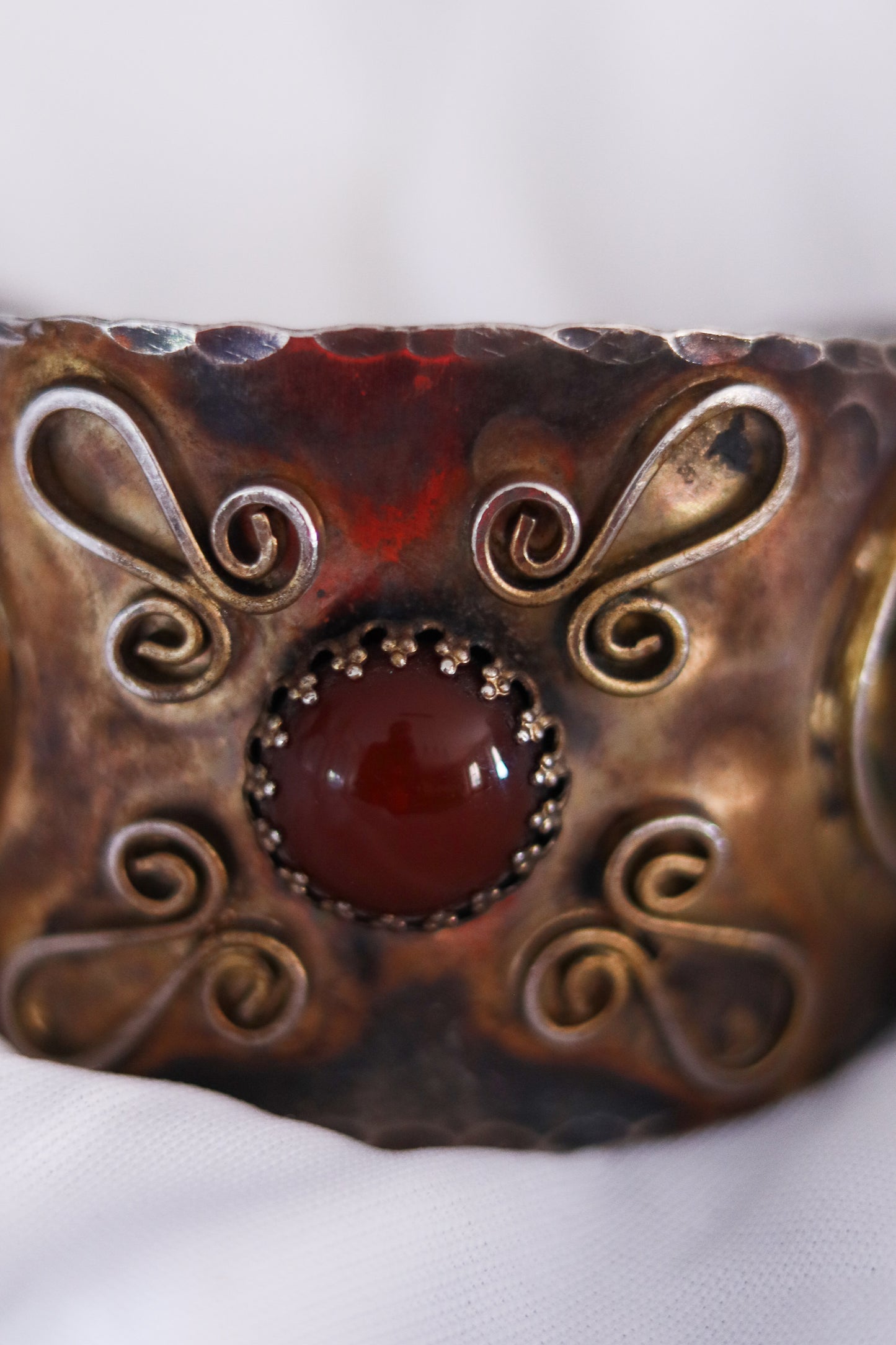 Manchette artisanale en laiton pierre rouge