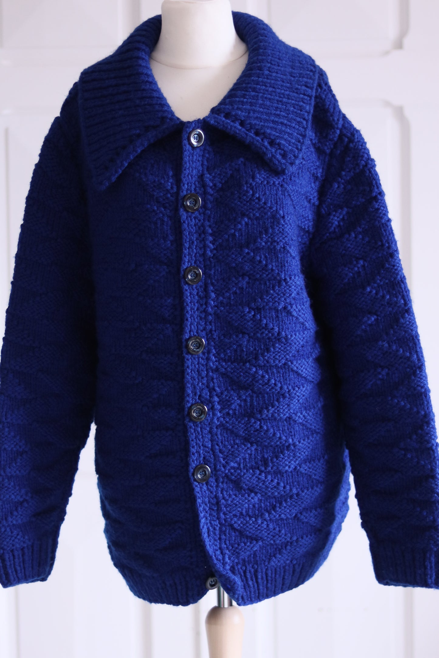 Fait main cardigan long en laine tricotée  bleu cobalt